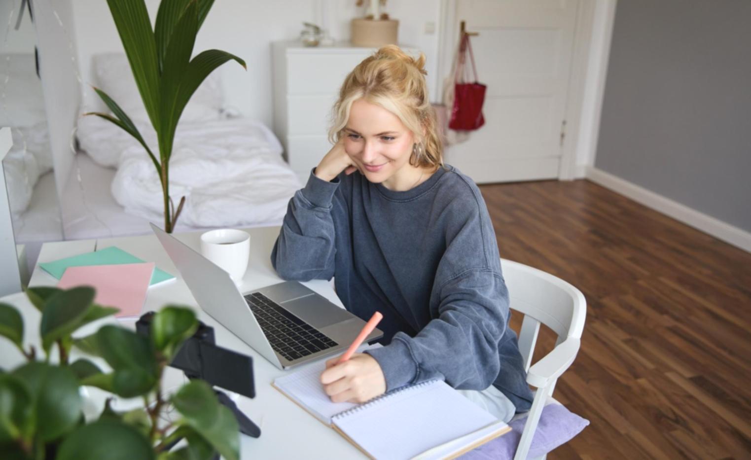 Professionnels en réunion analysant des graphiques financiers et discutant de stratégies budgétaires