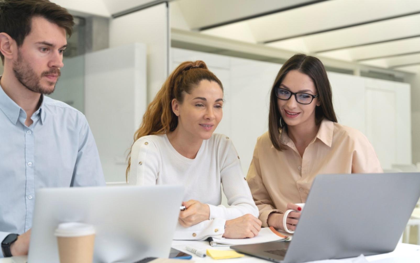Espace de travail moderne avec ordinateur portable et documents financiers sur un bureau organisé